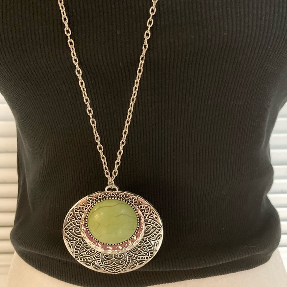 NWT Paparazzi Shade of Green & Silver Toned Necklace with Matching Earrings - Picture 8 of 12